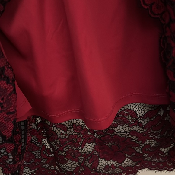 Beautiful maroon with black trim pull over top. Bell sleeves, lace overlay. - Picture 4 of 4